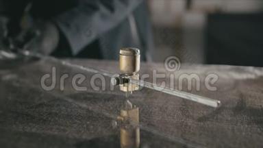 壁炉门玻璃切割加工.. 圆形玻璃切割机。 工人用玻璃切割钻石切割玻璃。